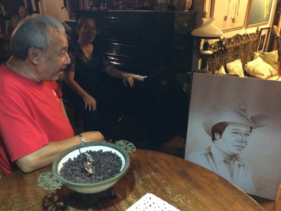 The artist-sculptor dad, Didi Romano, with wife Laclac. Here he's showing off a portrait he made of the former Zamboanga del Norte gov. Isagani Amatong.